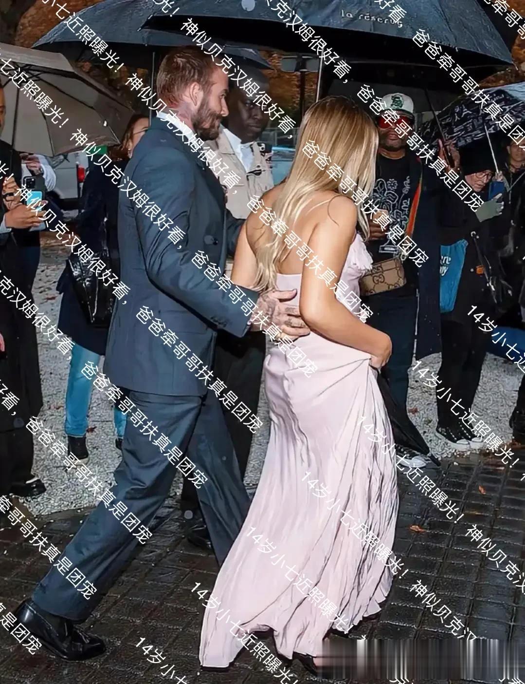 14岁小七近照曝光！神似贝克汉姆很好看，爸爸牵哥哥扶真是团宠