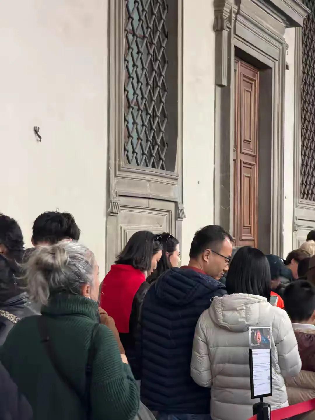 娜然跟着霍启山回到香港，两人同游意大利，娜然老钱风穿搭显贵气