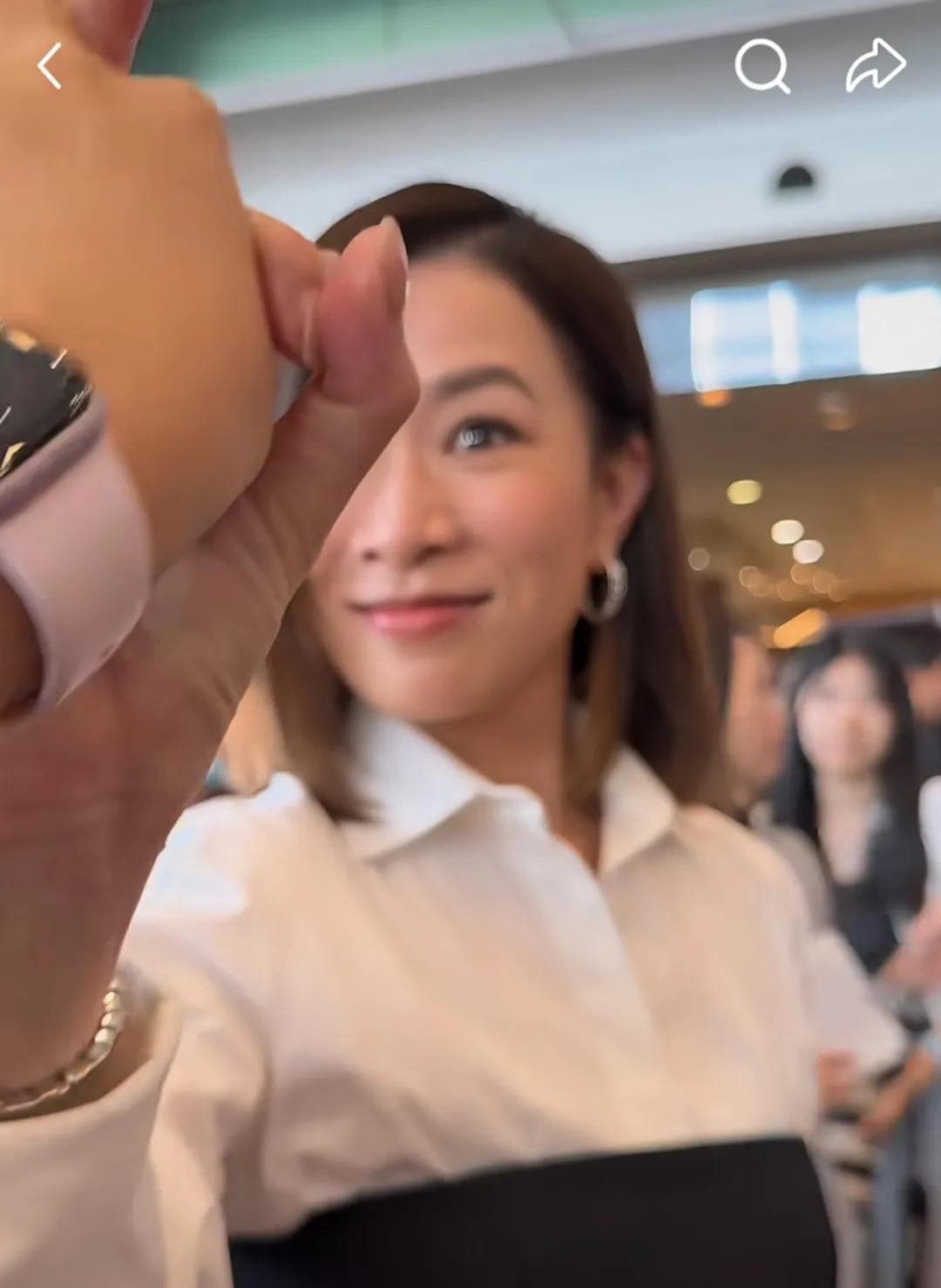 佘詩曼十指緊扣粉絲High爆! 首播前夕新聞女王變身「寵粉女王」