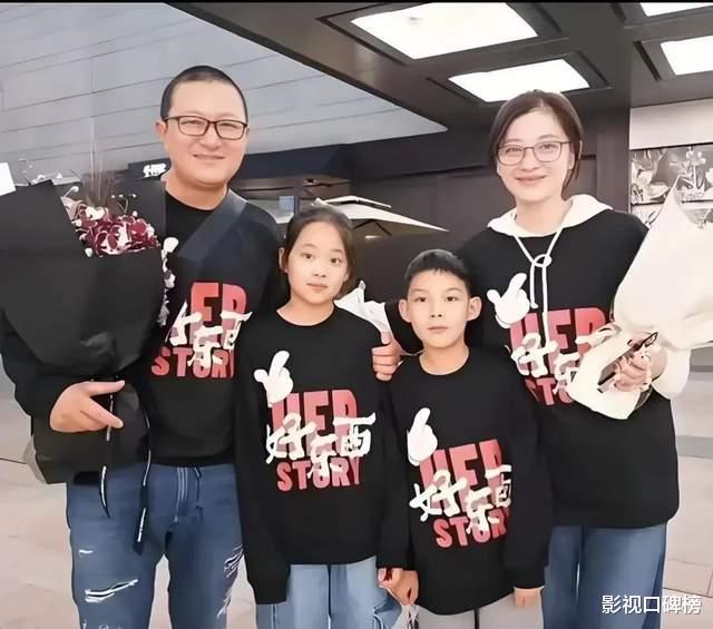 梅婷一家在西班牙度假,哥哥是大学老师担任翻译,嫂嫂比她还年轻