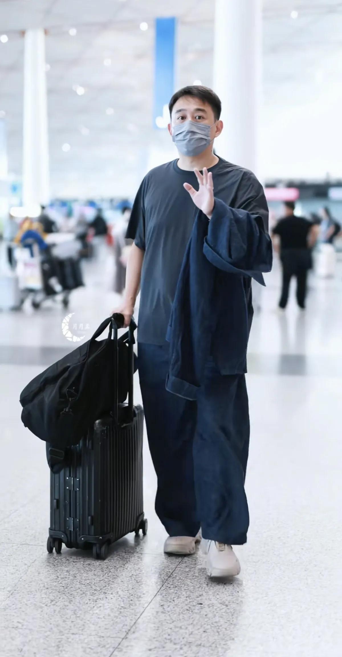 黄磊孙莉夫妇机场被偶遇,两人态度很随和,孙莉个子高挑气质出众