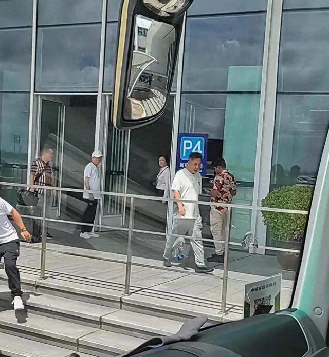 郭德纲一家现身机场,王惠郭汾阳胖的走路都费劲,郭德纲竟然最瘦