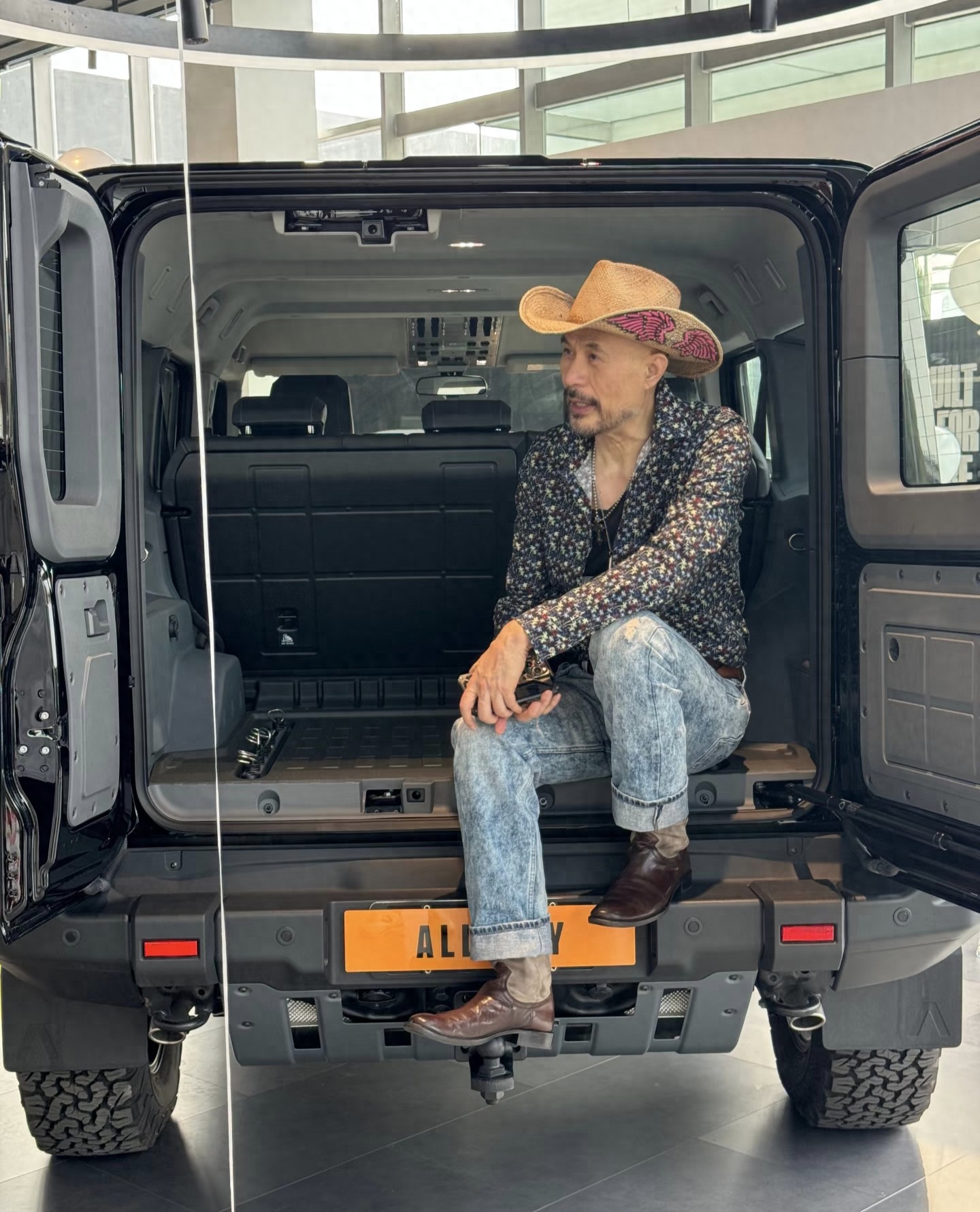 64岁徐锦江现身北京，购买价值90万元越野车，打扮像美国西部牛仔