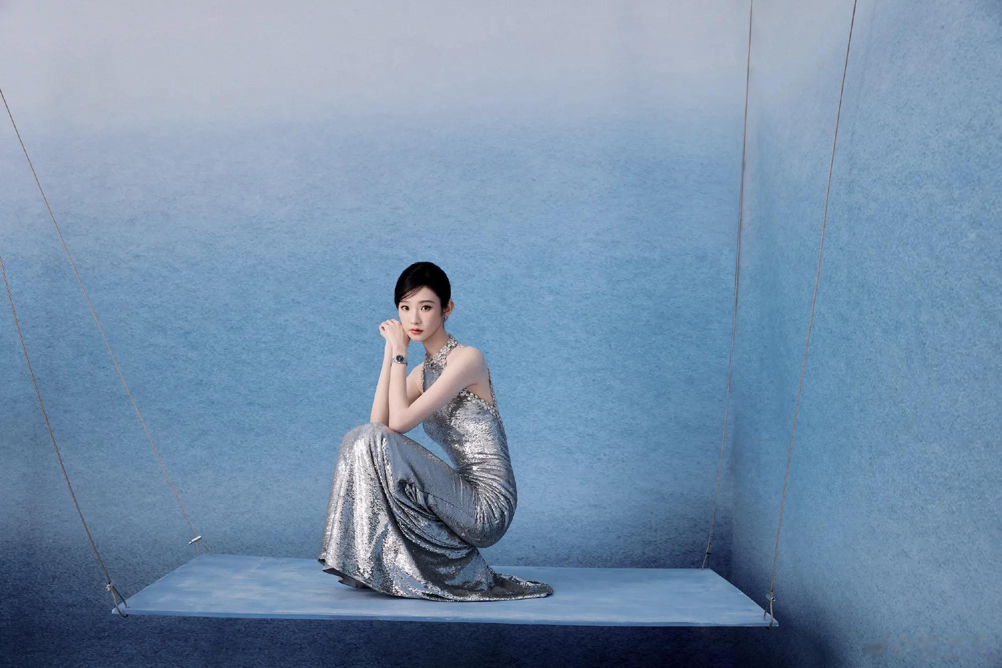 张艺凡挂颈闪亮连衣裙