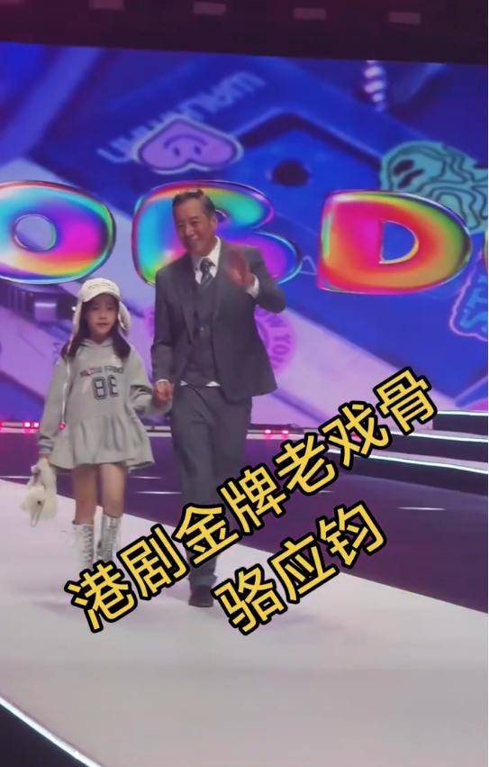 TVB老戏骨做完“两次大手术”心态转变，走秀腰板笔直，走路带风