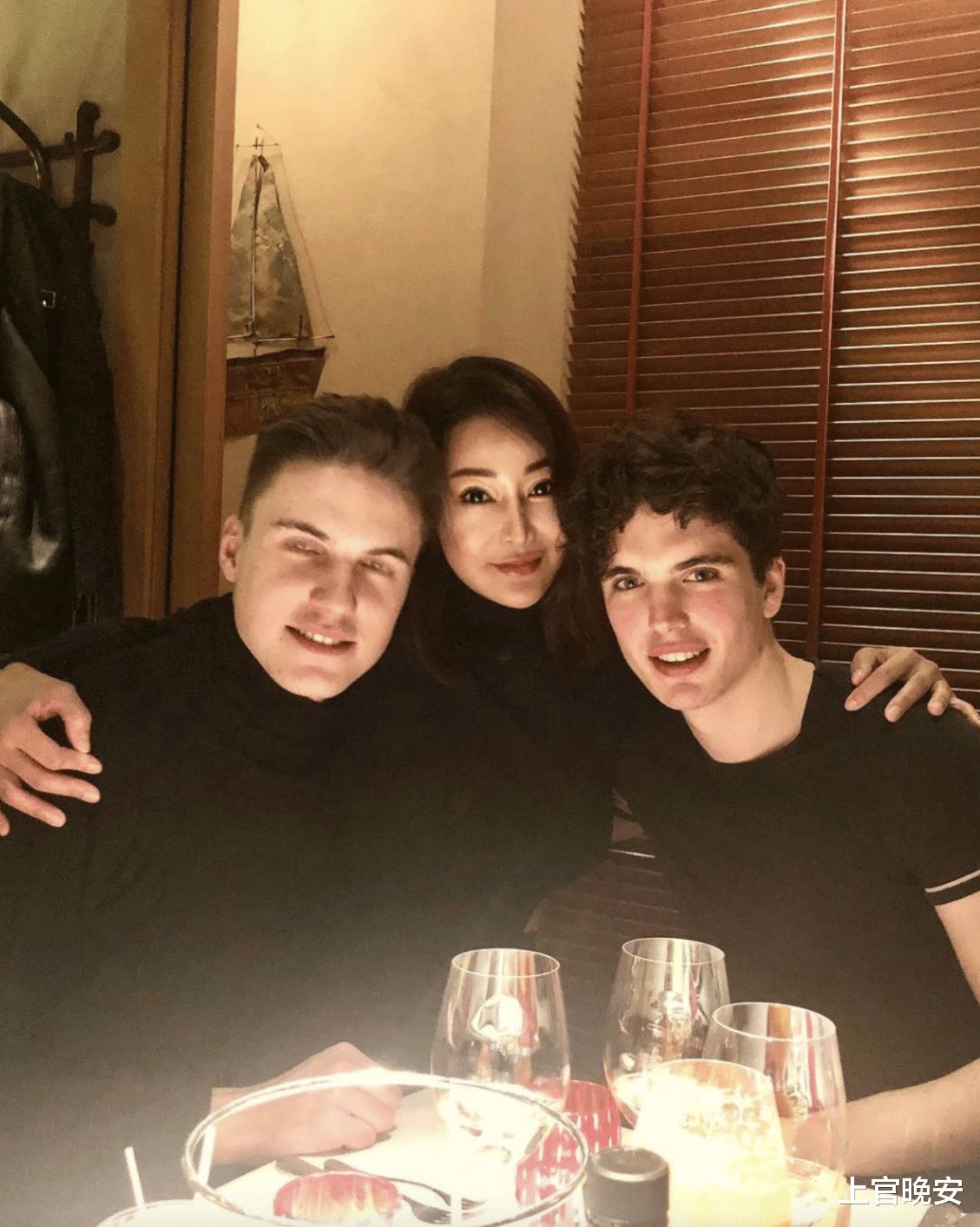 李家诚的空姐前女友曝光，年近六十风韵犹存，徐子淇长得有点像她