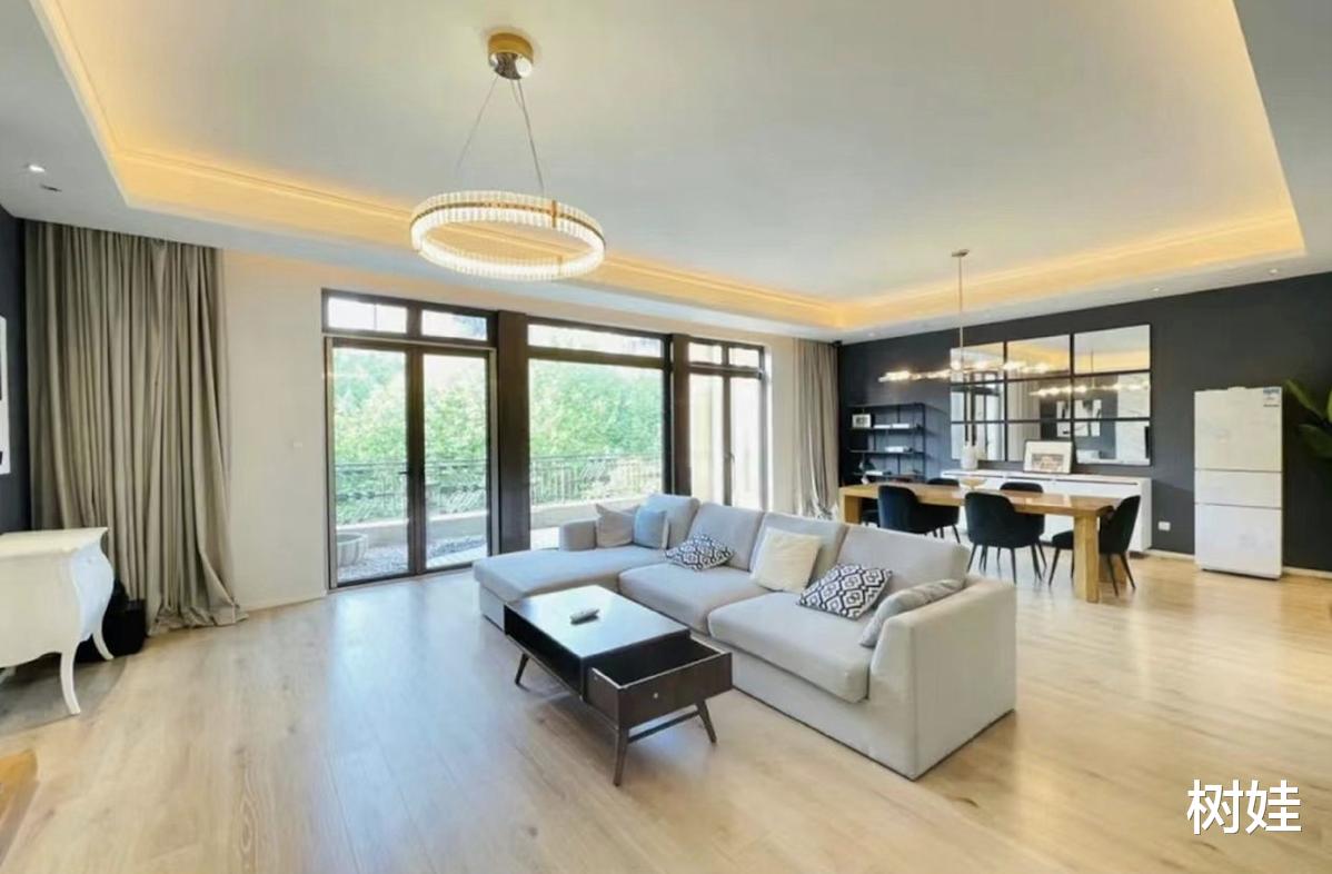 蔡少芬居家陪儿子豪宅曝光，楼高三层好气派，同一小区买了两套房