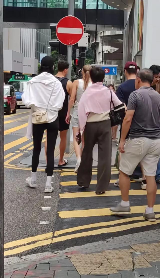 香港中环街头偶遇四太一家,奚梦瑶又高又瘦修长笔直大长腿超抢眼