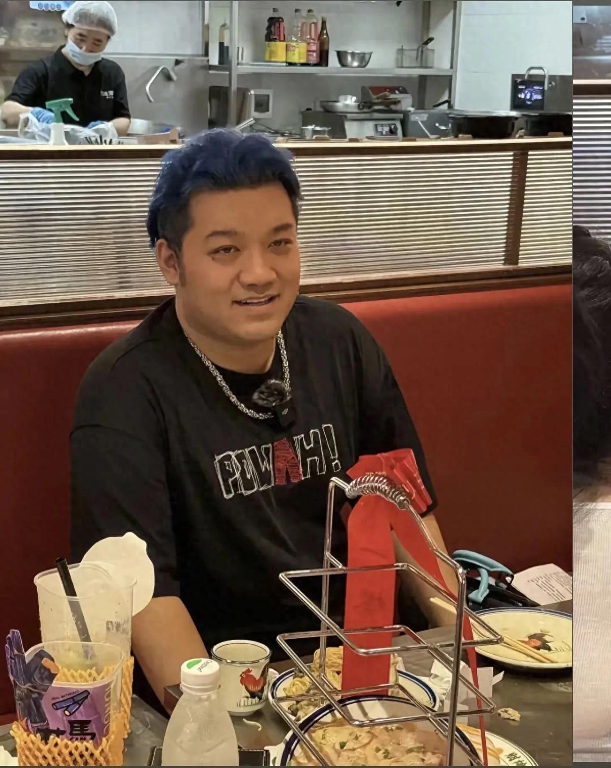 尤浩然三里屯被偶遇，感觉他又长胖了，头发染成蓝色太有个性了吧