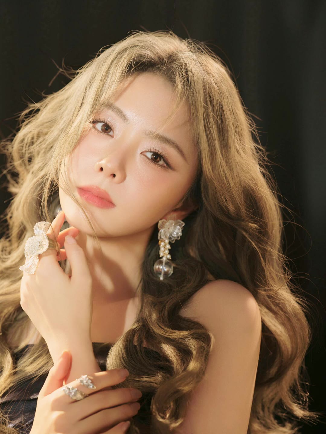 谭松韵穿抹胸黑裙，温柔又不失气场