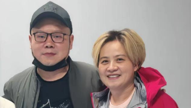 岳云鹏与素人妻子同框，郑敏不爱打扮很显老，但鼻子下巴超有福相