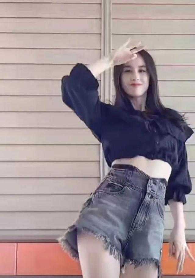 黄圣依离婚后商演接到手软，肤白貌美嫩，舞台上宛如迪士尼公主