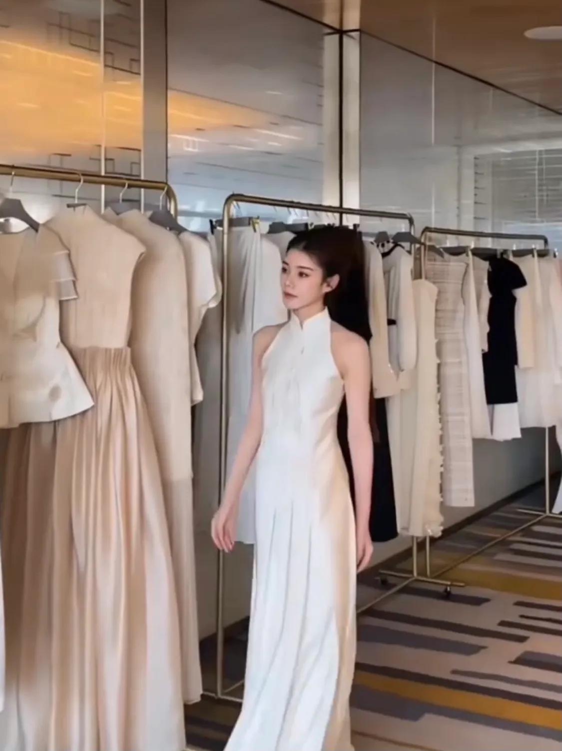 马筱梅拿爱马仕包参加时装周，她戴着鸽子蛋钻戒，小腹隆起疑有孕