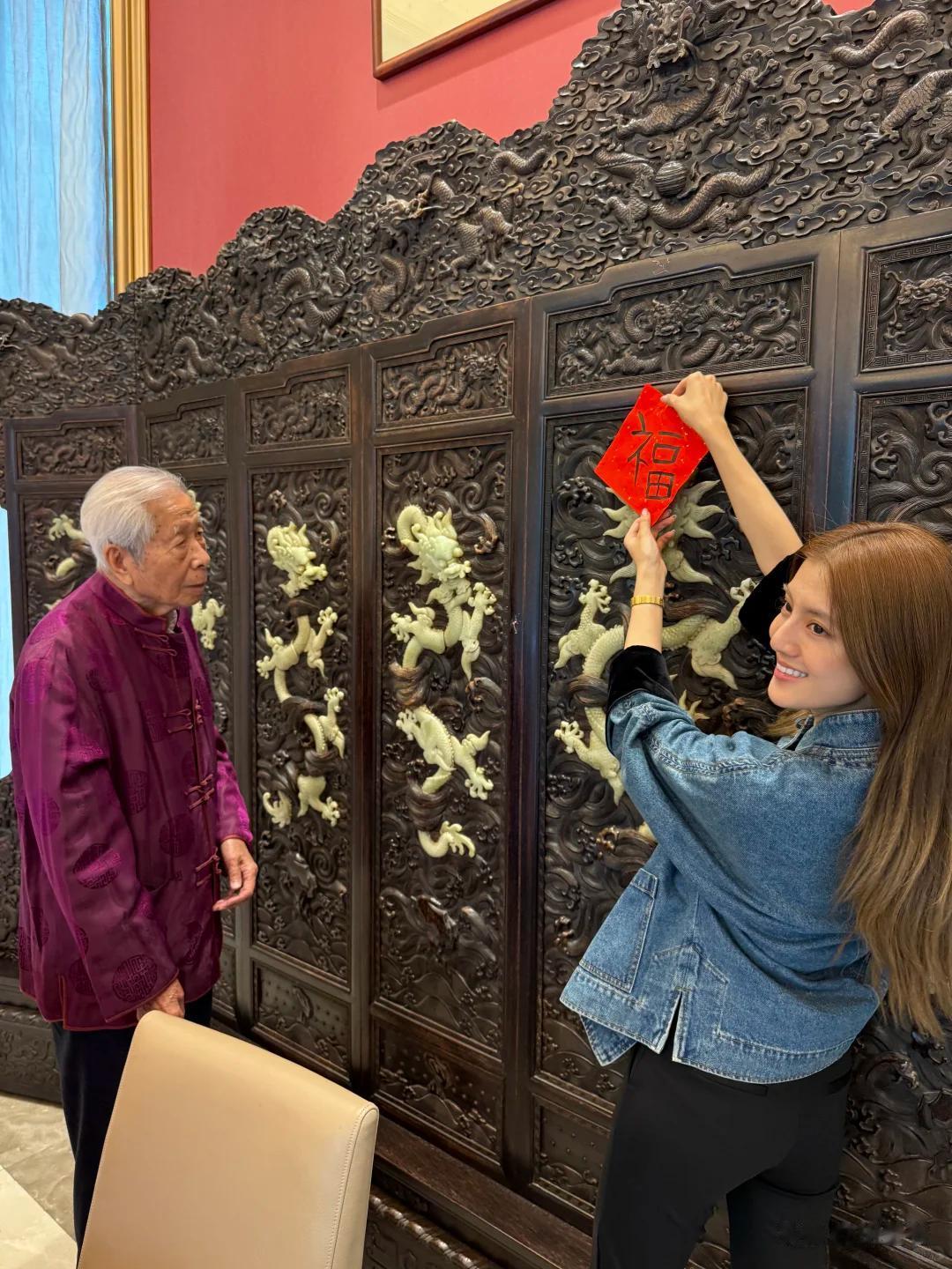 吴千语回施家老宅过年!写毛笔字讨施伯雄爷爷开心,施子清很精神