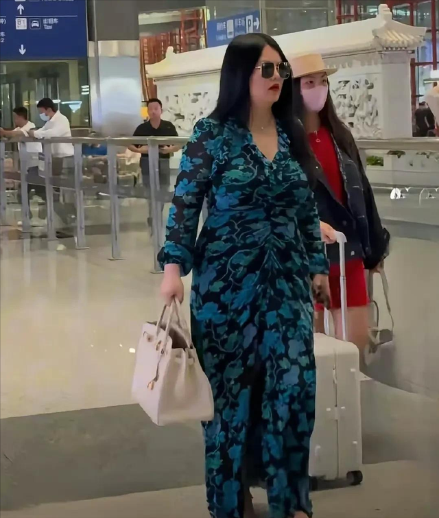 49岁李湘露面!目测有180斤走路肉都在颤,戴墨镜踩高跟气场十足