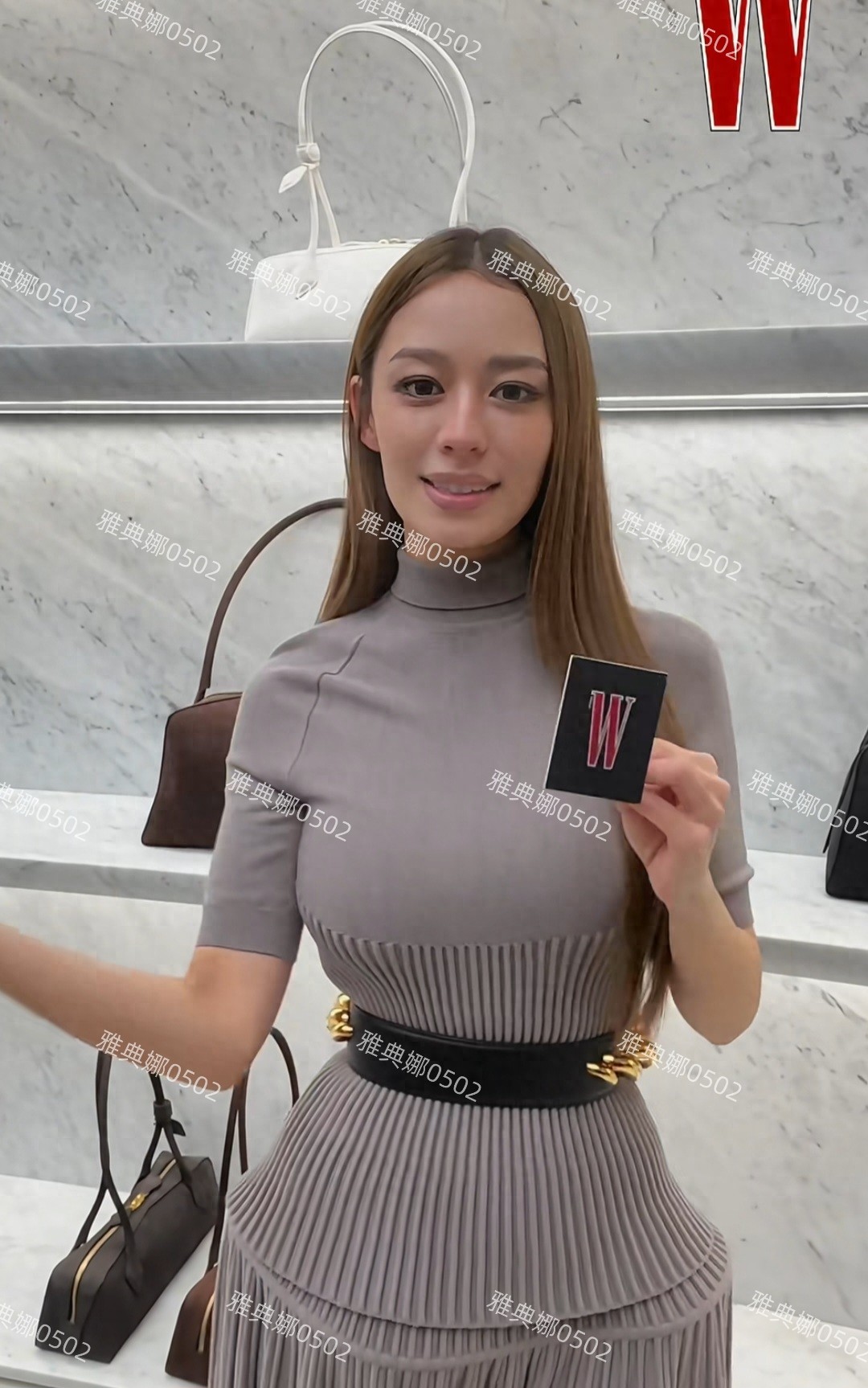 郎朗老婆吉娜的腰也太细了,这样的身材真的好看吗?感觉不太健康