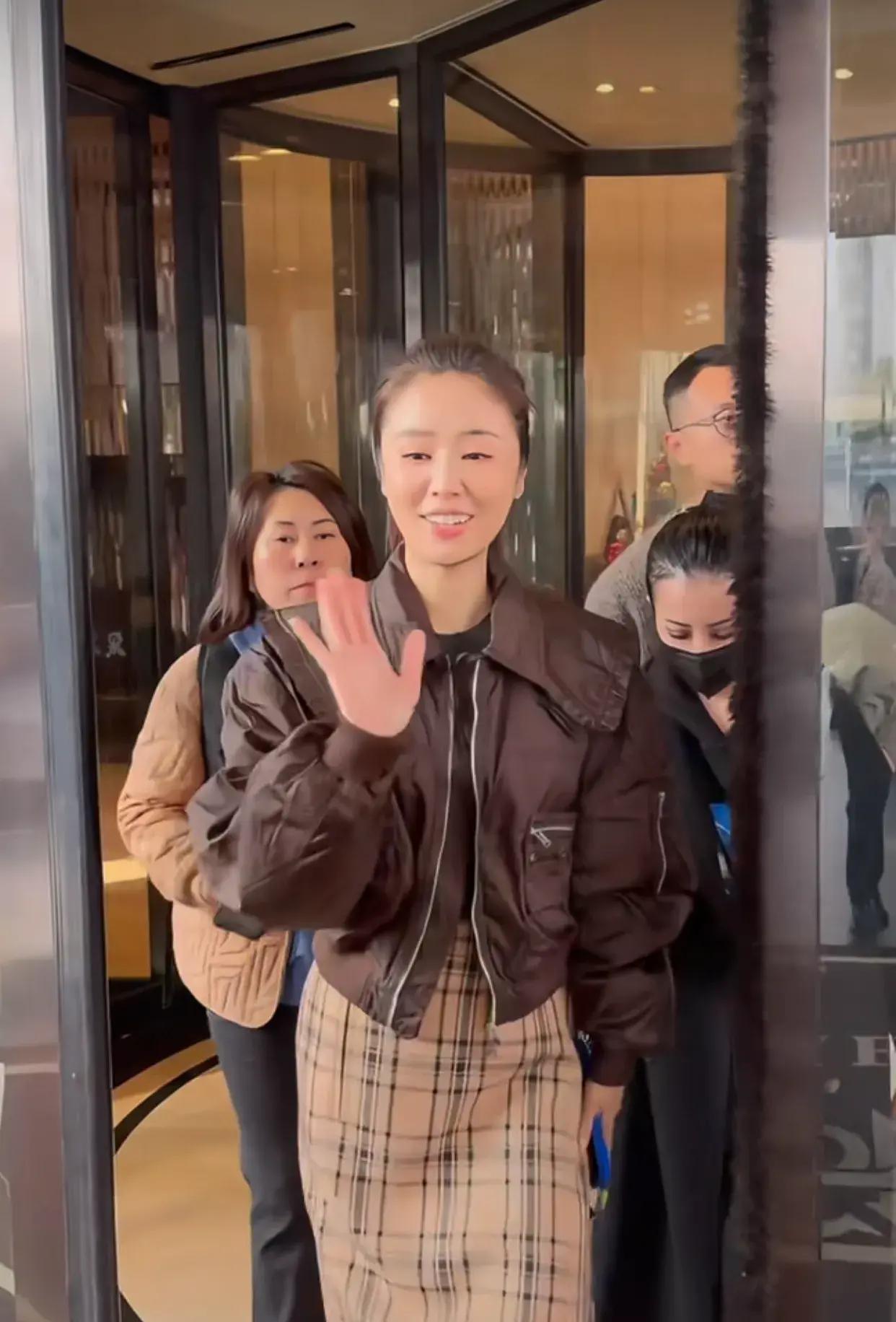 长沙网友偶遇林心如，50岁扎高马尾似少女，这状态太绝了