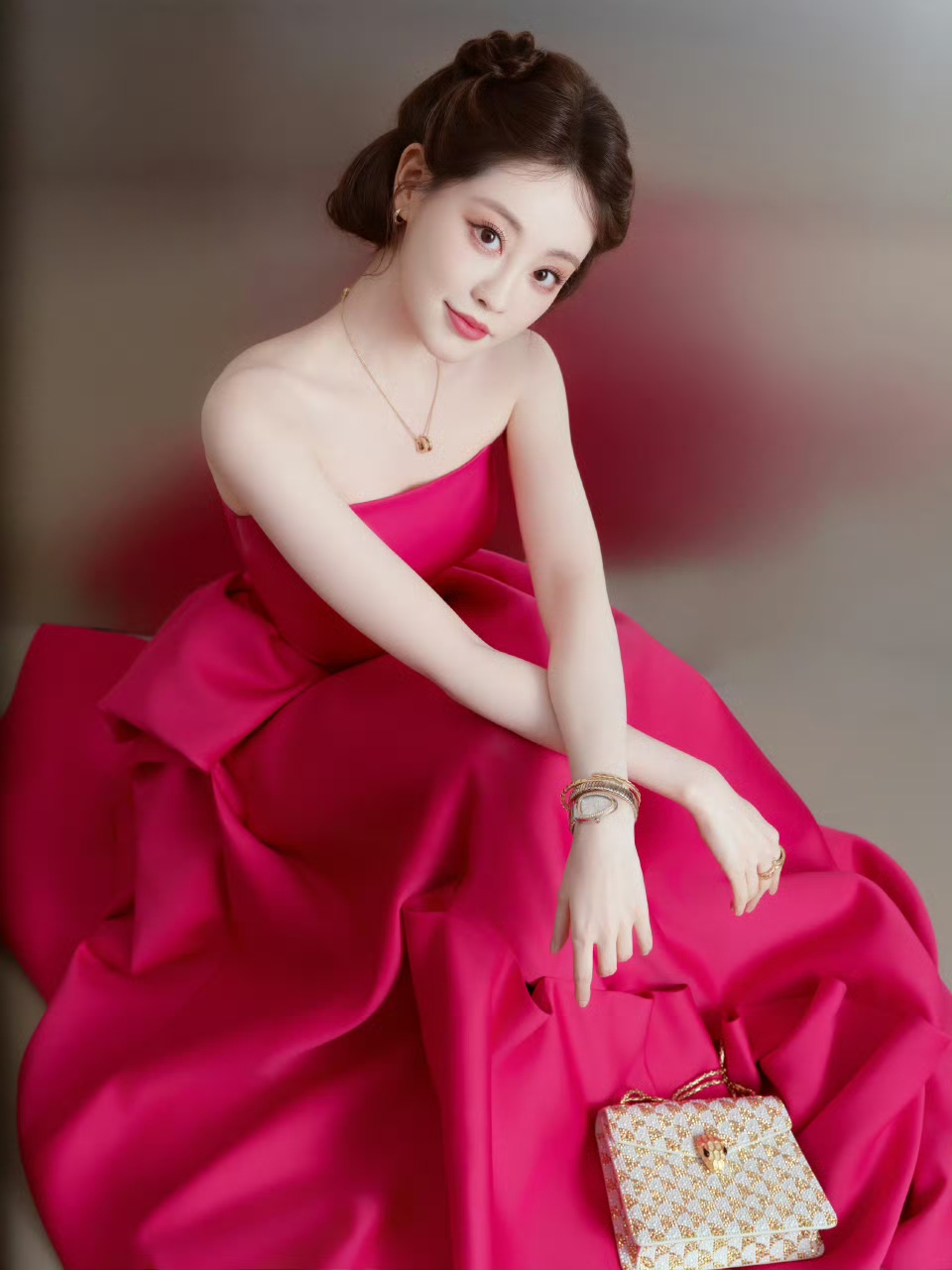 祝绪丹身穿一袭桃粉长裙 白嫩得能掐出水