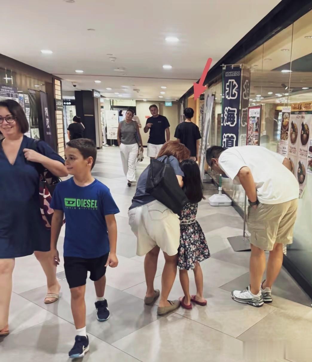 孙燕姿与丈夫纳迪姆甜蜜同行，7岁女儿穿搭抢镜！