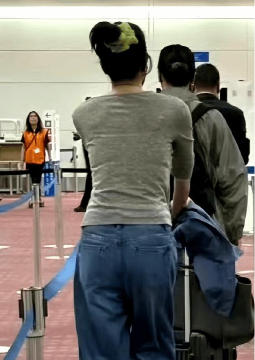 “锋菲”日本度假,55岁王菲身材走样有赘肉了