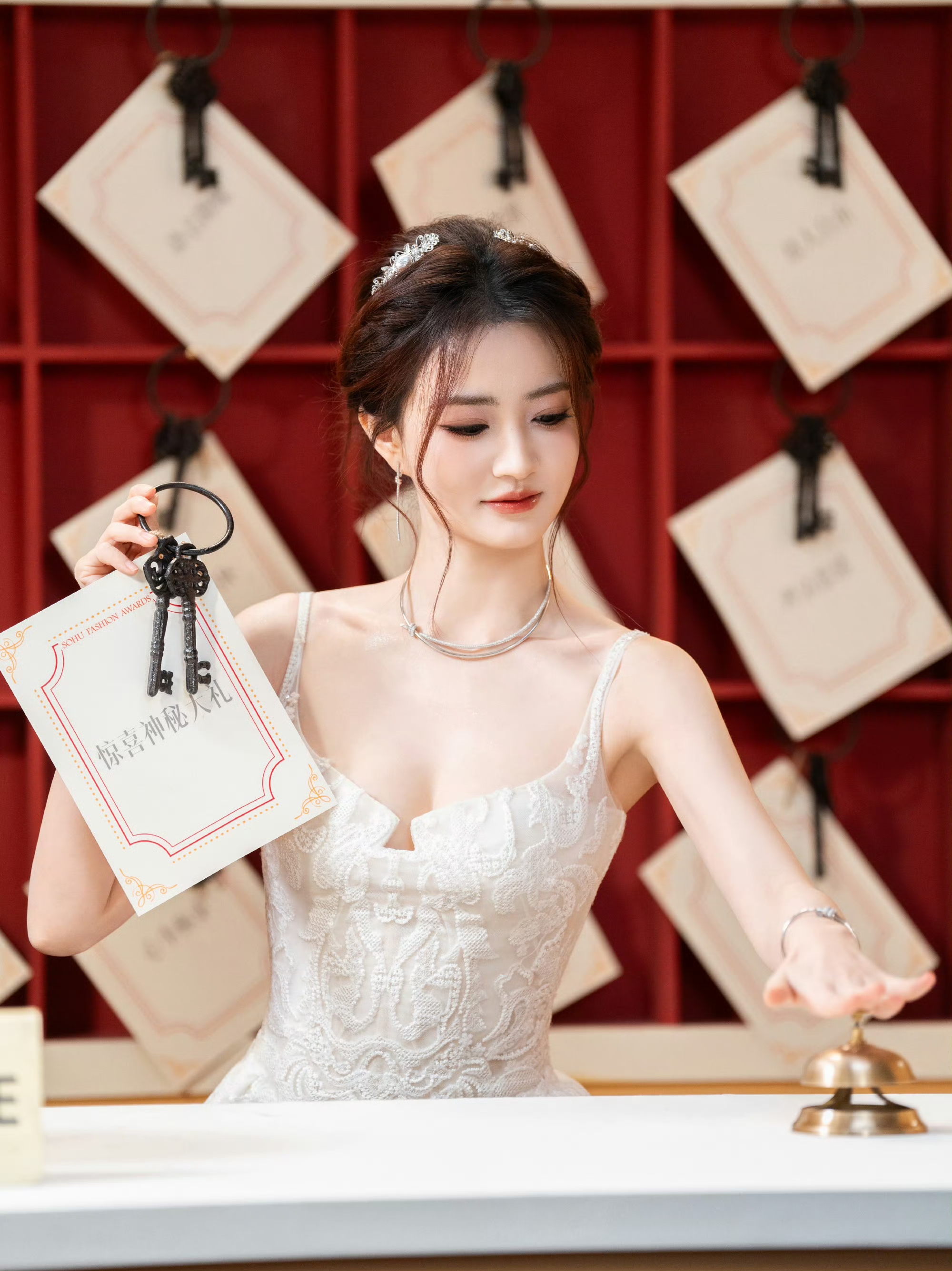 徐璐各式白裙惊艳出圈，纤腰美肩身段超有料！