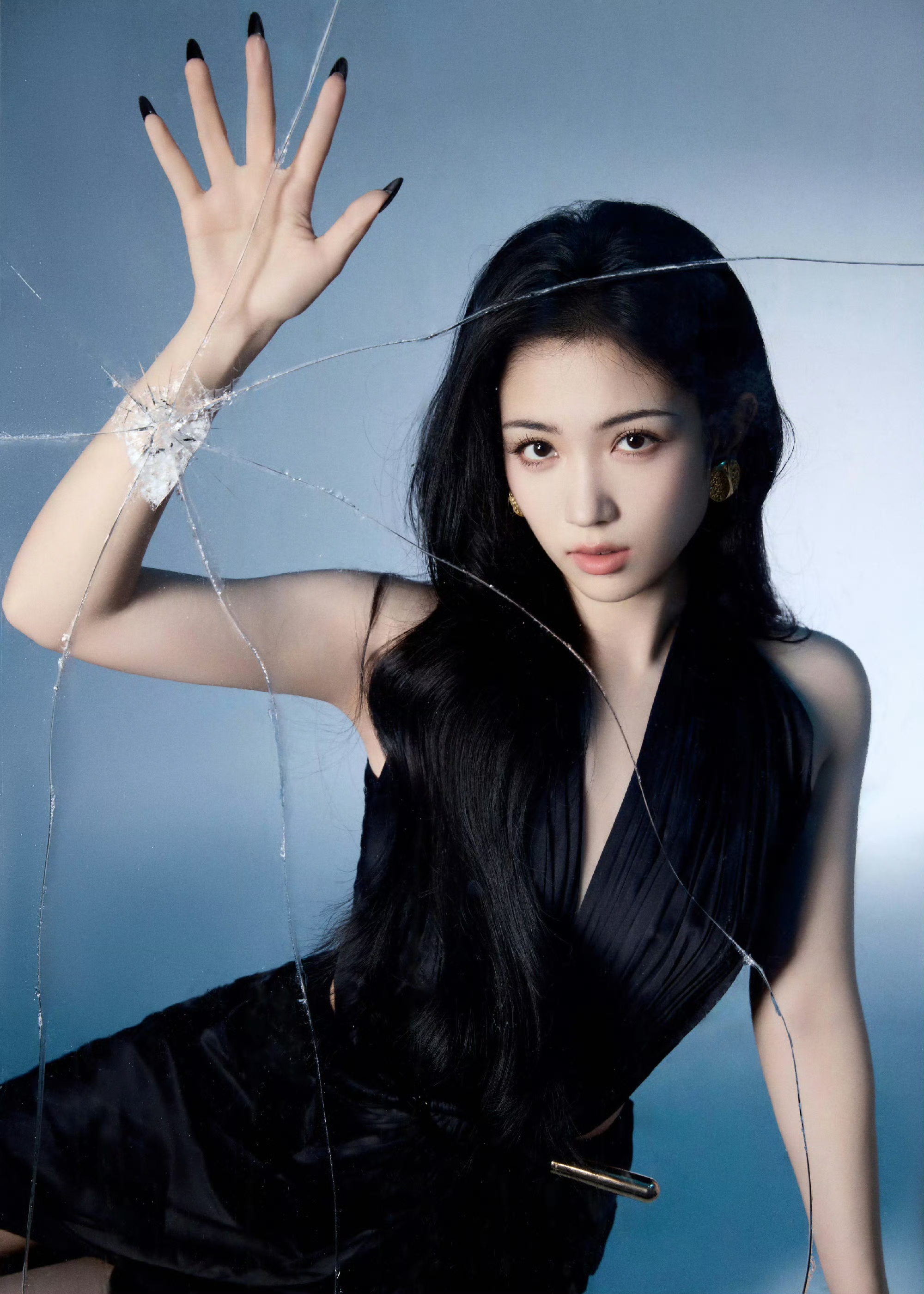 代露娃穿深V露背黑裙好霸气魅惑 换身白裙又和小公主一样