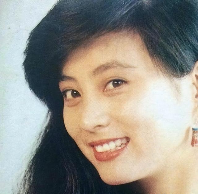 分居 18 年却坚称没离婚!62 岁的李玲玉容颜不再,混血儿子颜值逆天