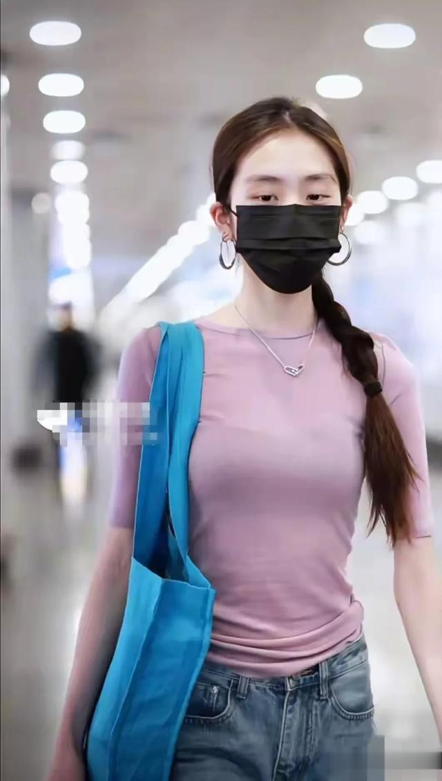 黄多多回国妈妈迎接，照片中的她55身材。