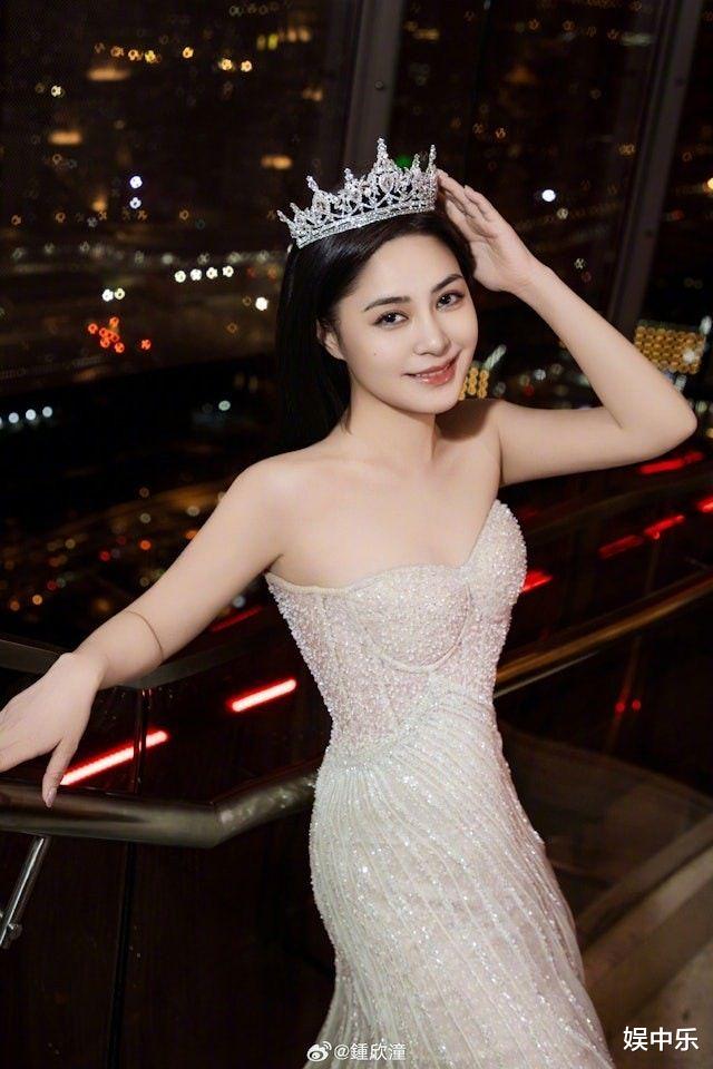 44岁阿娇上海机场提LV包，单身富婆钟欣潼仍想生娃