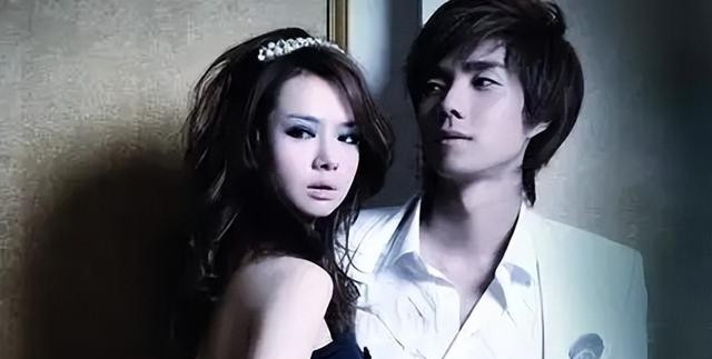 戚薇眼部状态引争议！被指撞脸刘玉玲，网友：眼角快扯到后脑勺了