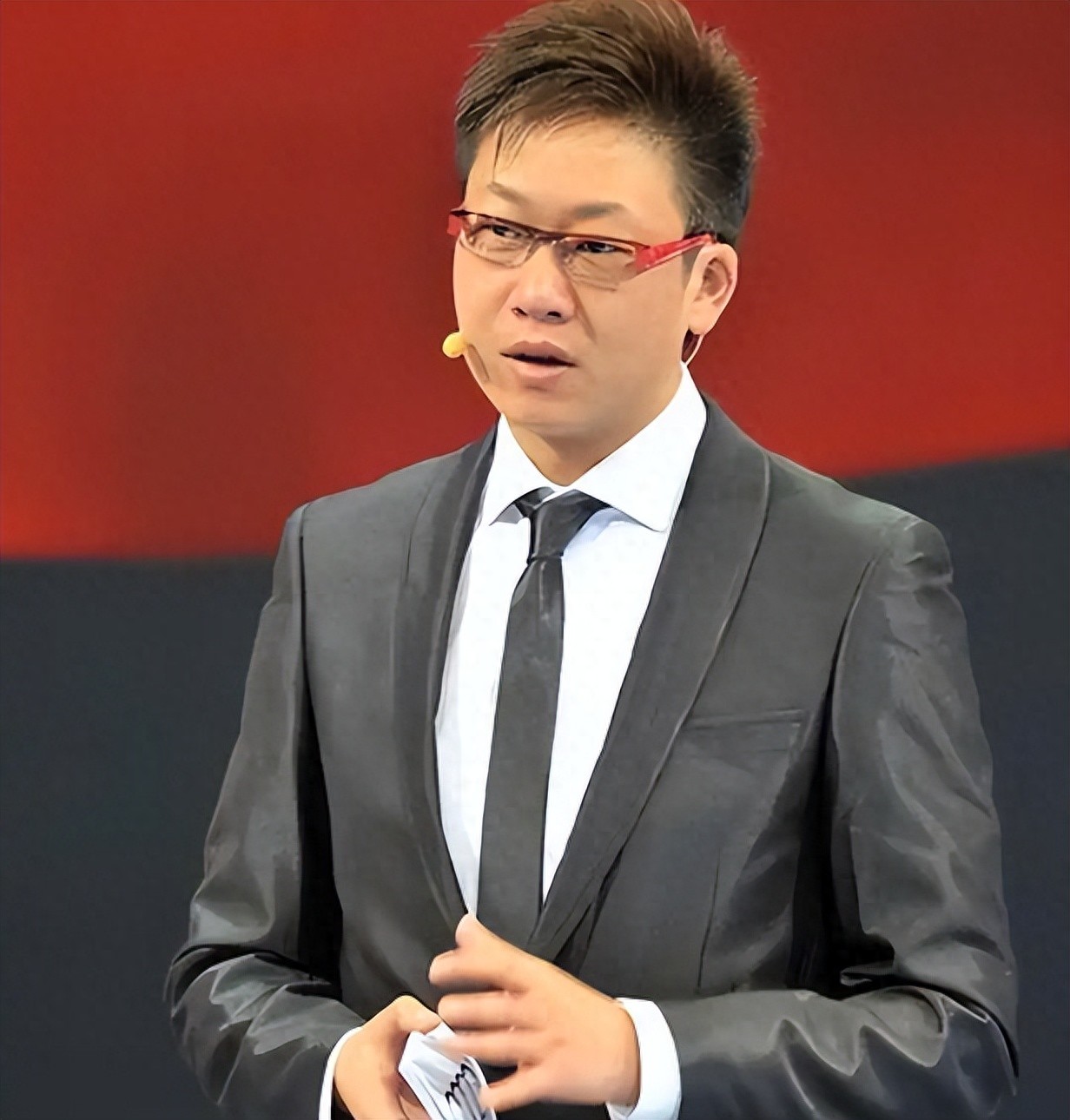 落毛凤凰不如鸡,红极一时的央视主持人林海, 如今下场怪不了别人