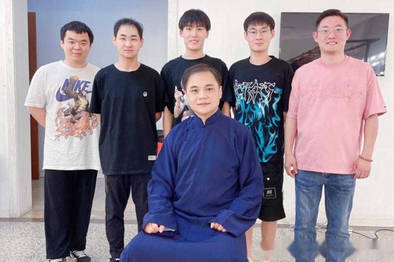 德云社高峰徒弟到家探望，高峰晒照被调侃，老五真惨，饭都没混上