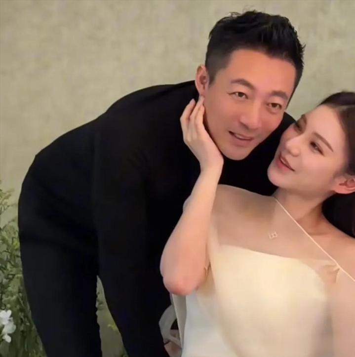 汪小菲连轴转太累，叹气还要和家人过节，表示两边都是家