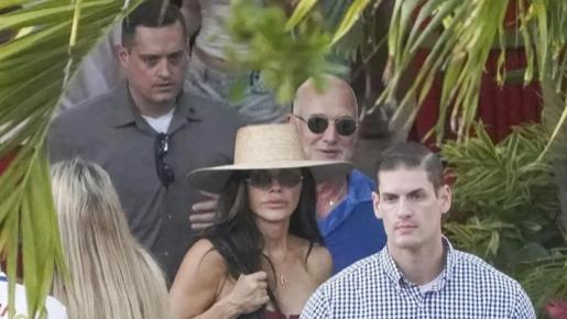 劳伦桑切斯带女儿度假！00后Ella穿白色T恤长相清纯，贝佐斯也在