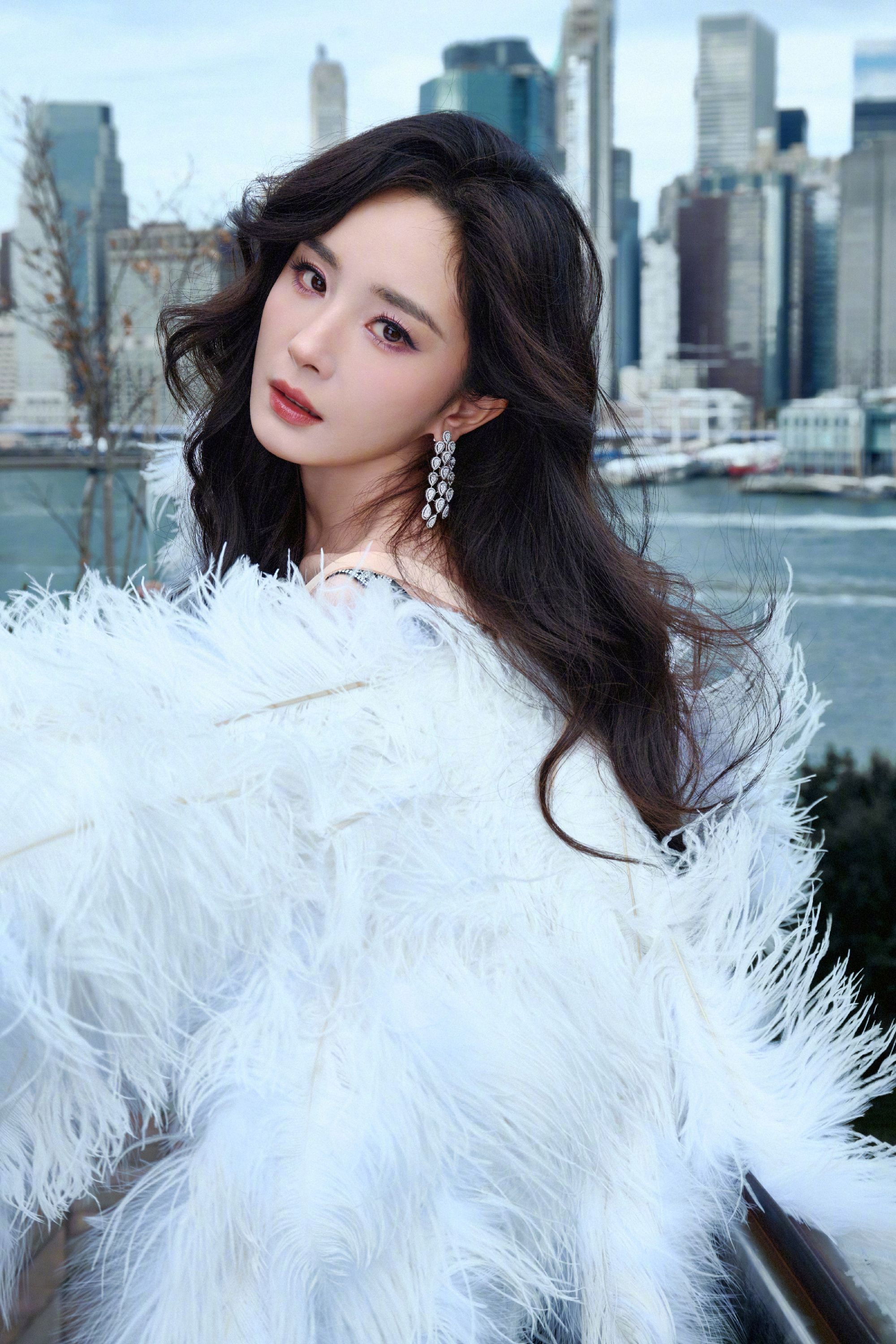 杨幂纽约写真：在时尚之都演绎美丽与身材的极致穿搭美学