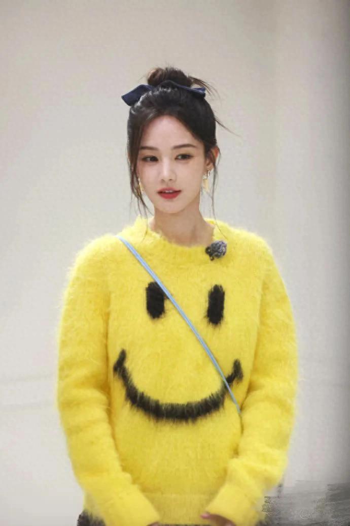 李一桐太会穿了笑脸毛衣+牛仔裤，时髦又减龄！