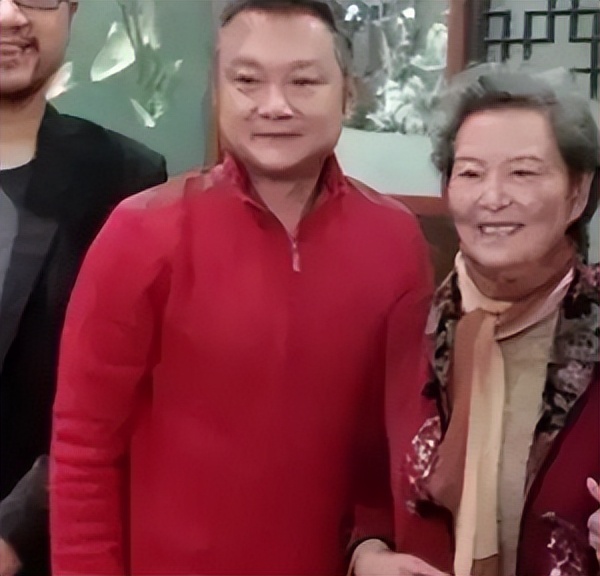 为拍红楼梦3年不回家，儿子诉苦信帮她成就经典，女儿也成老戏骨