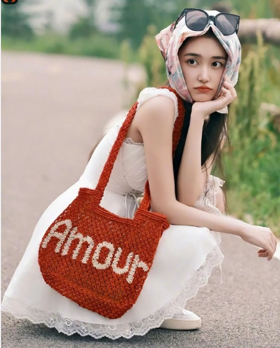 蒋依依的一身白色蕾丝裙,才是青春的模样吧