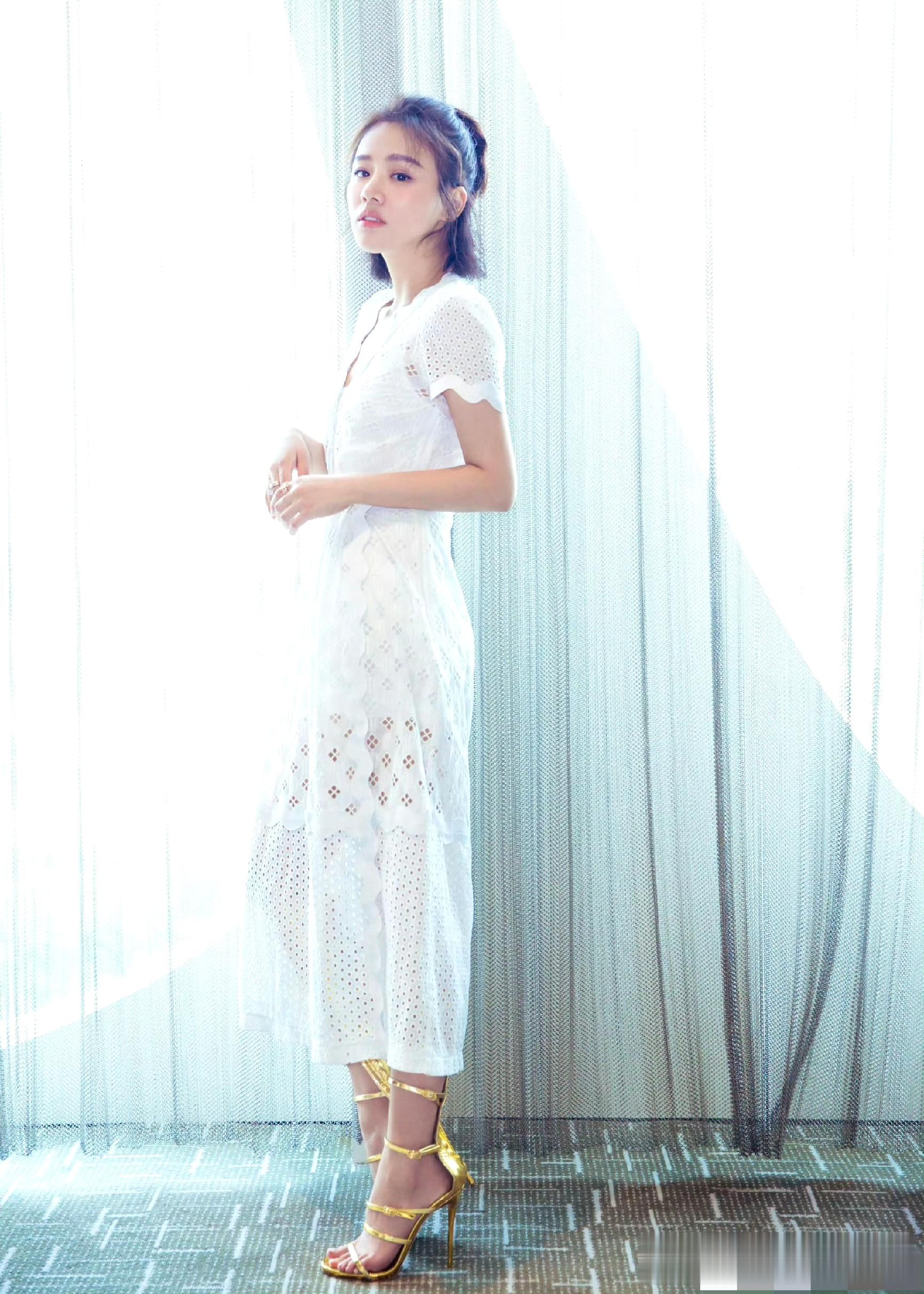 马思纯多风格穿搭大片：从清新白裙到干练西装，展现百变魅力！