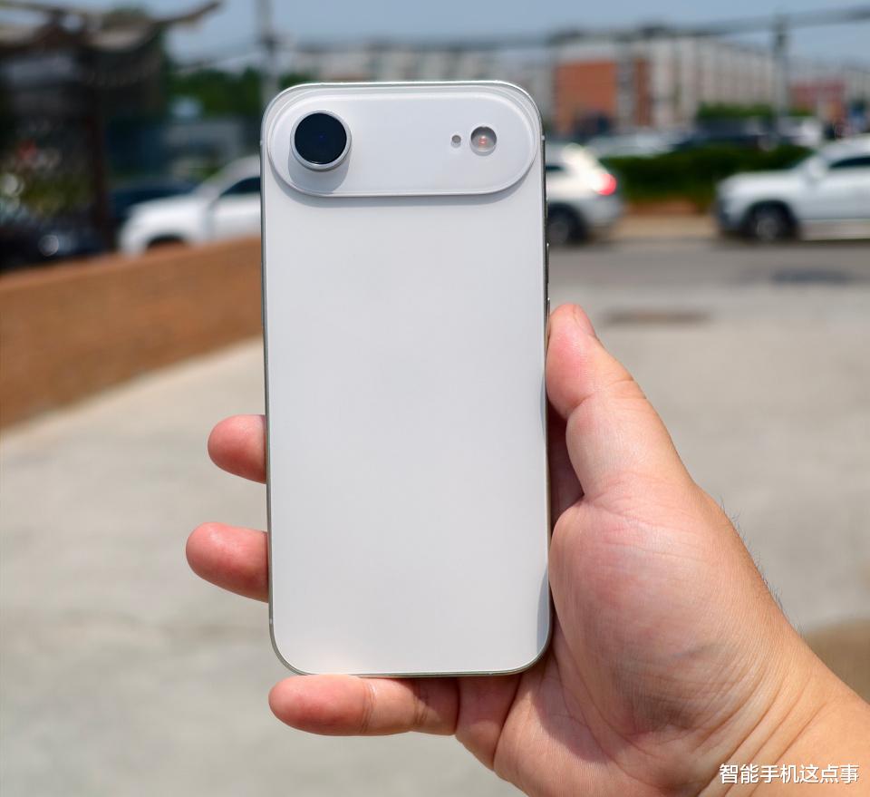 iPhone17 Air再次被確認：前攝挪位+eSIM卡，持續妥協中！