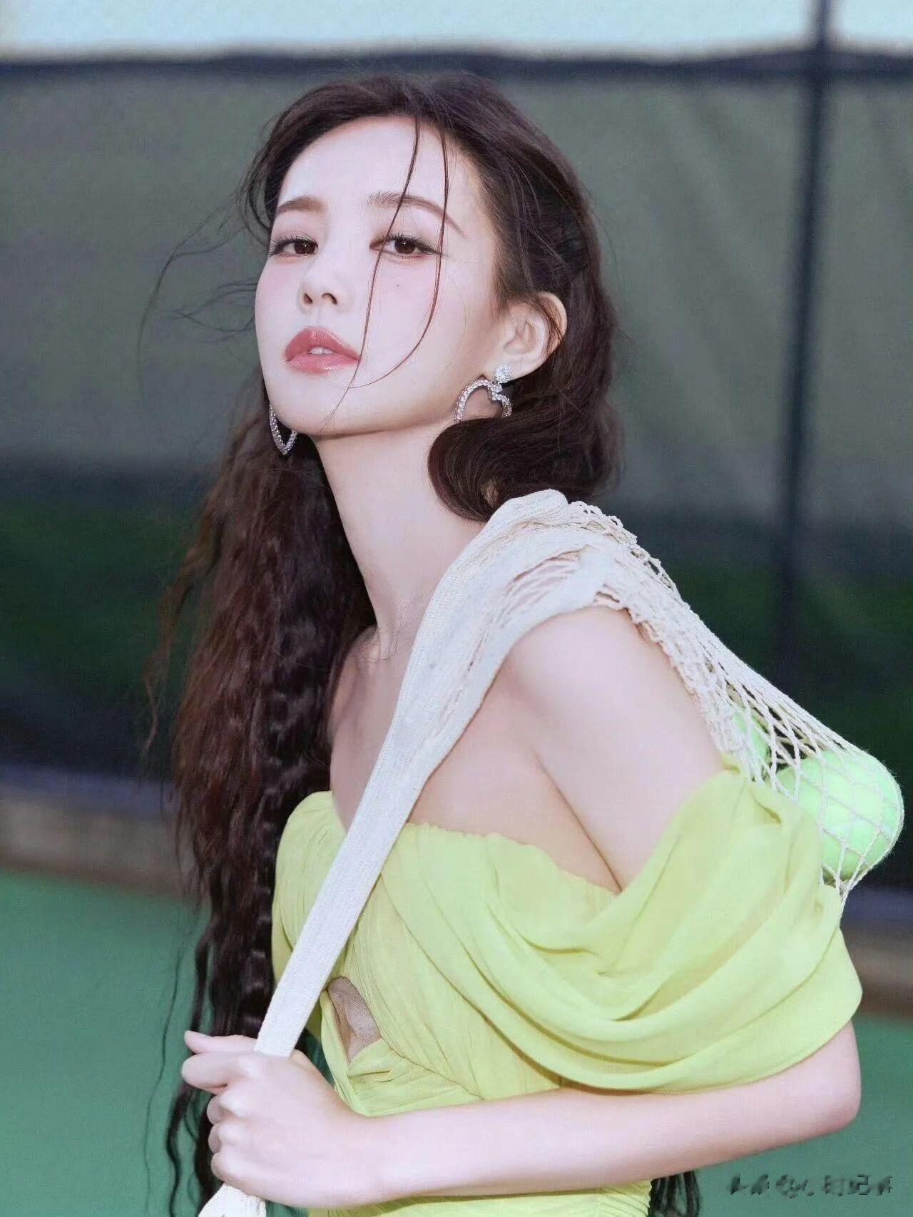 李一桐｜运动风，甜甜公主穿裙子打网球 ?