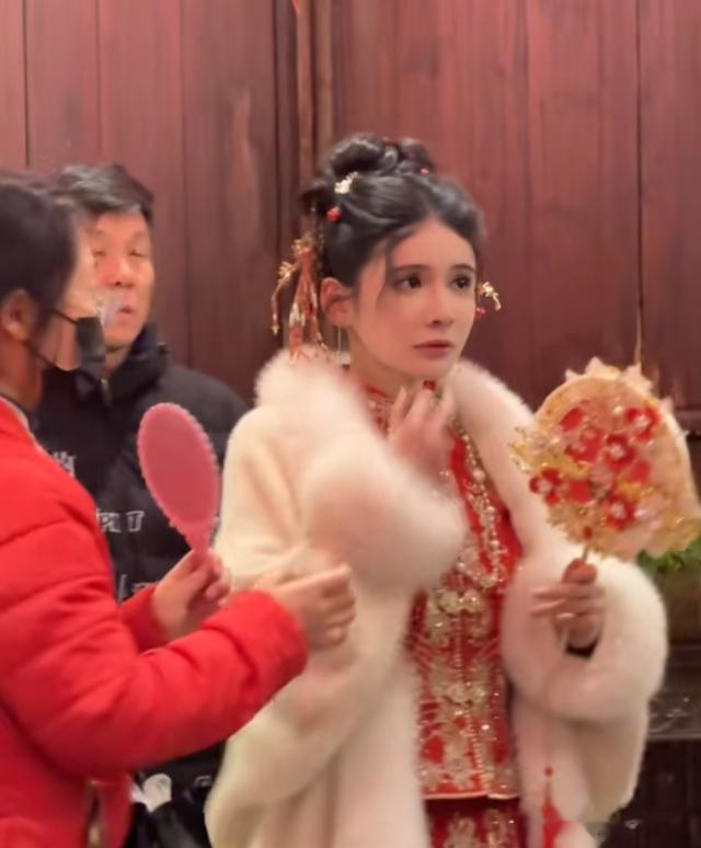 狗头萝莉开始拍片了，从“擦边”网红到短剧女主，这是好起来了