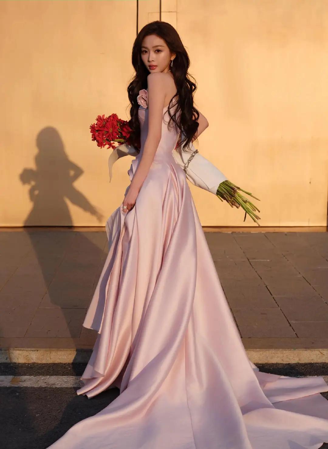 吴宣仪一袭粉裙亮相国剧盛典红毯演绎浪漫氛围感