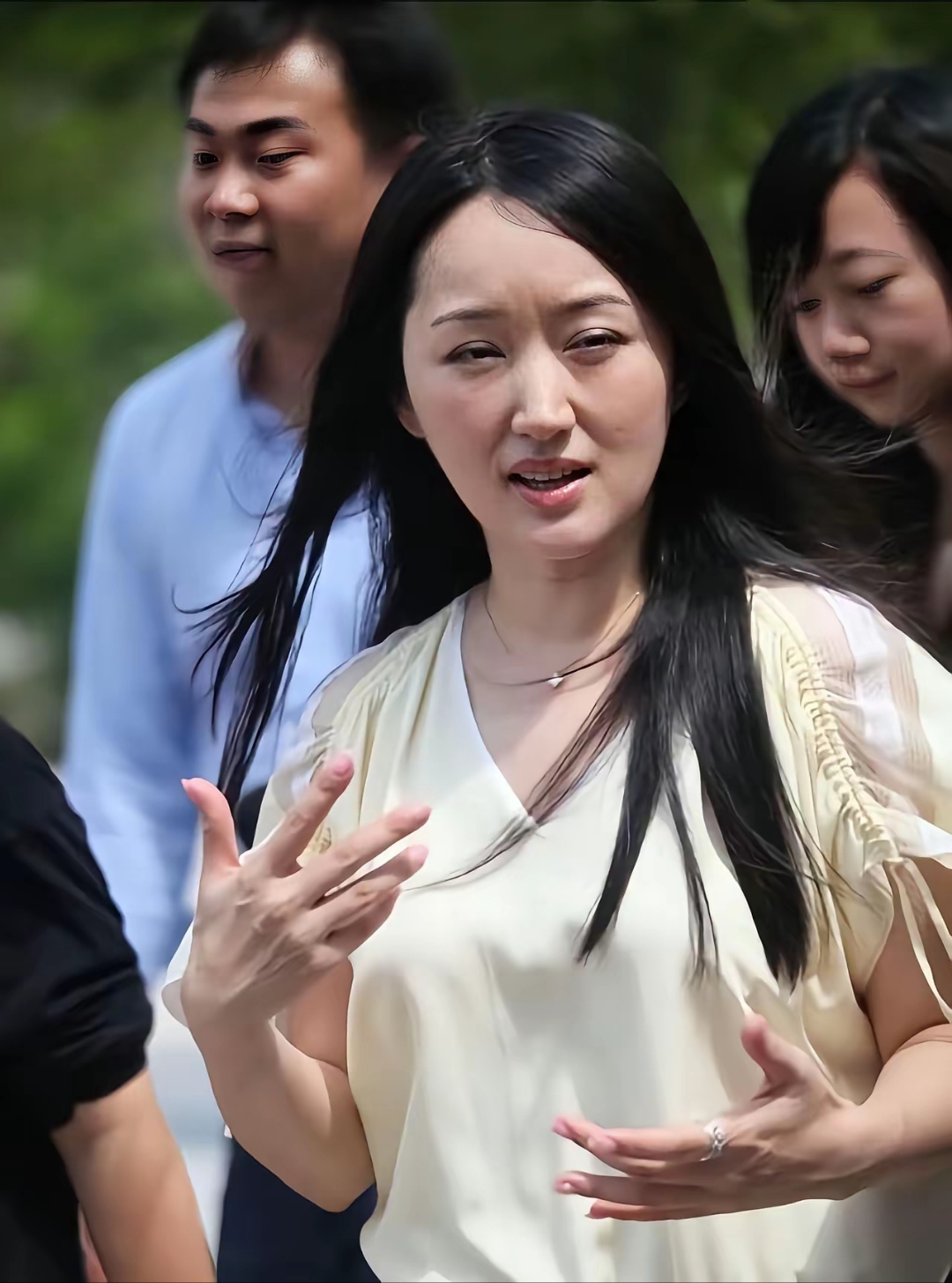 她被恩师力捧，走红后却对簿公堂16年不联系，如今在豪宅沉迷种菜