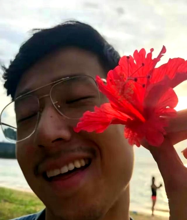 吴千语晒出游照，穿比基尼站在瀑布下，身材太好了腹肌隐现