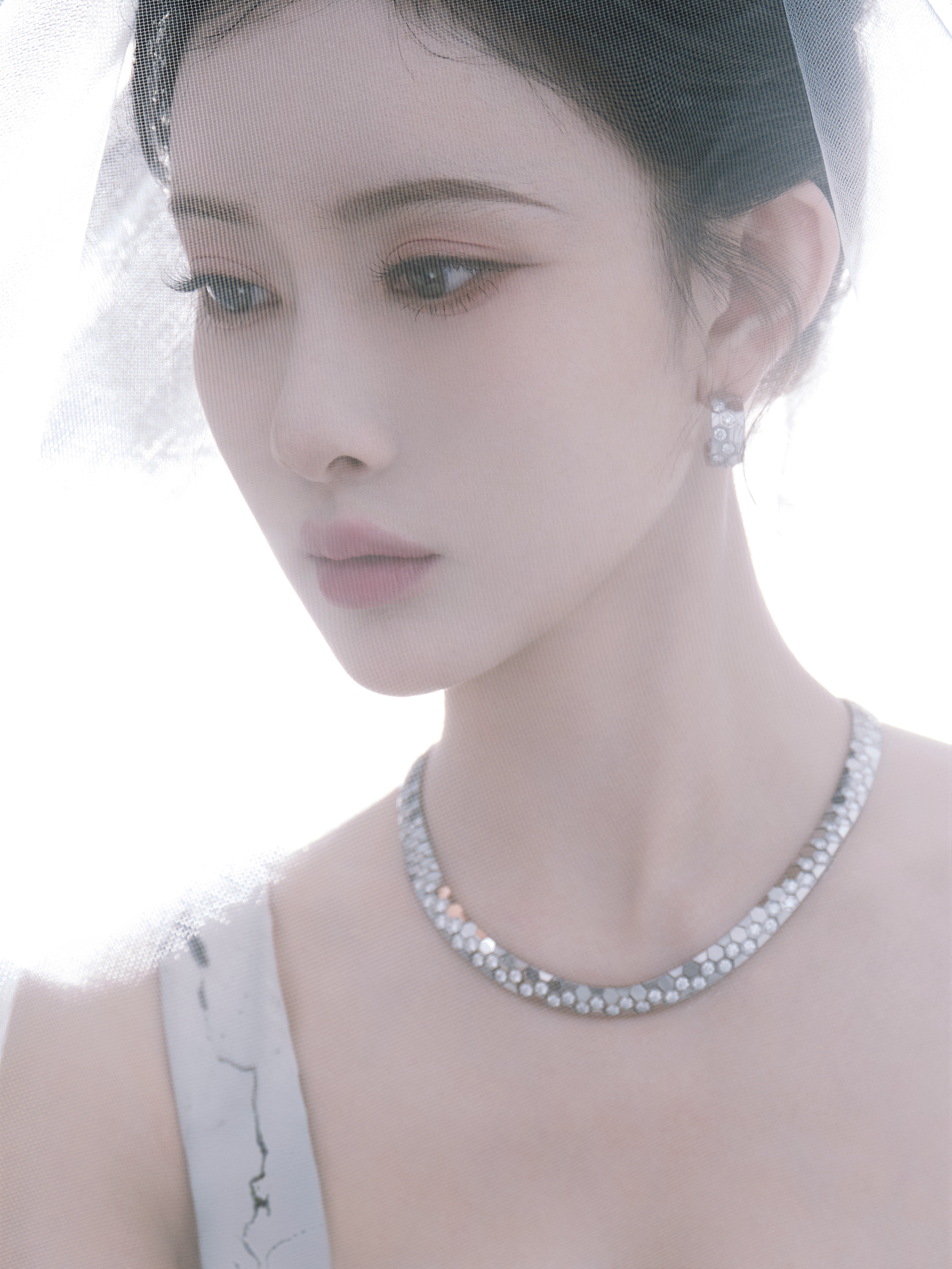 孟子义爱奇艺尖叫之夜红毯造型抢先看，俯趴雪地之上化身冰雪女王