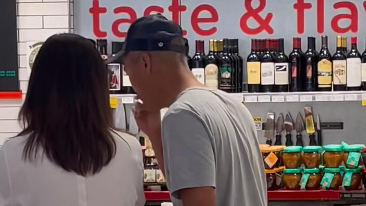 51岁徐静蕾美国超市被偶遇，合体黄立行购物，两人着装朴素接地气