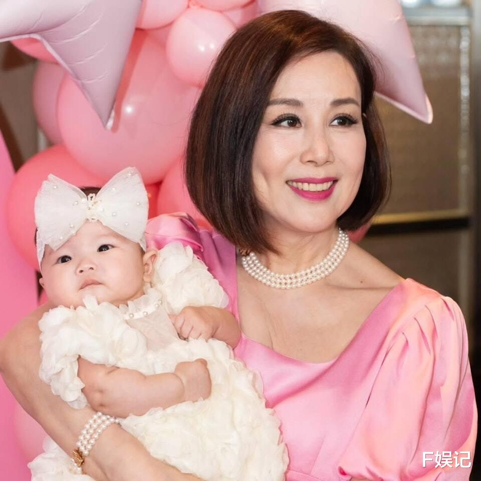 文雪儿给外孙女搞百日宴 江欣燕因病变胖后难得状态回勇开心献唱