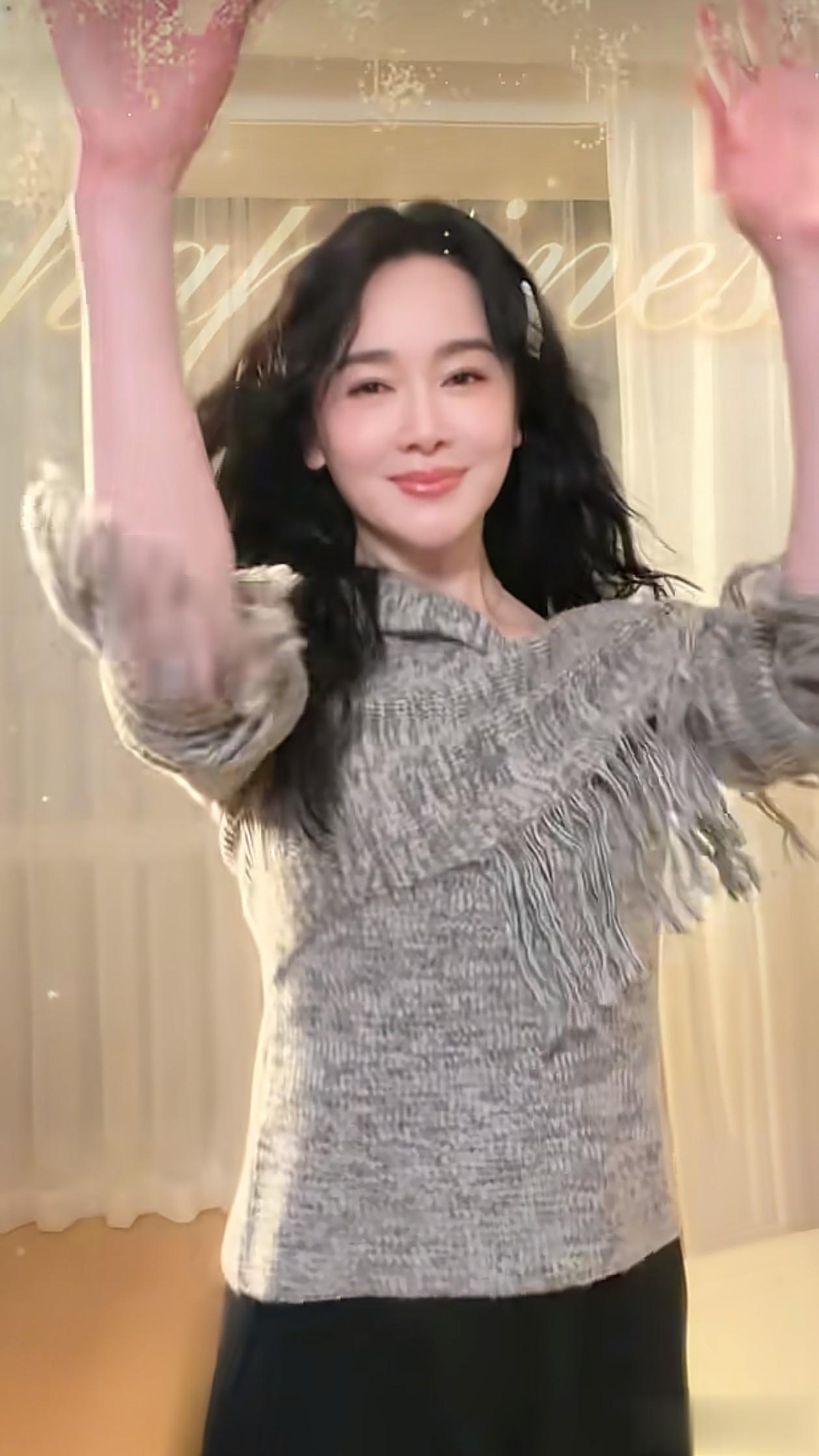 48岁左小青跳手势舞：油画卷+毛衣，时髦又减龄，状态好得像28岁