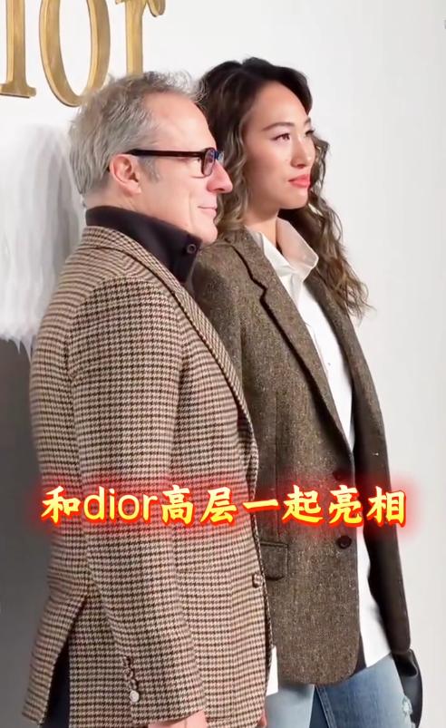 章子怡没想到，迪奥这次妖艳四射的自己，竟败给全裹出镜的郑钦文